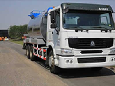 13m³ Asphalt Distributor Truck 2