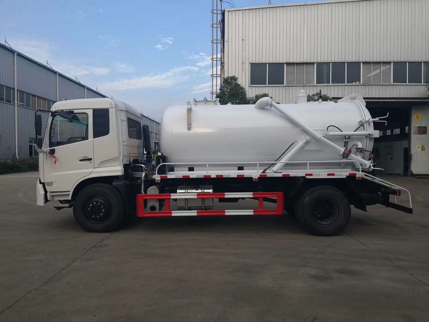 Heavy-duty Sewer Cleaner Truck (4)