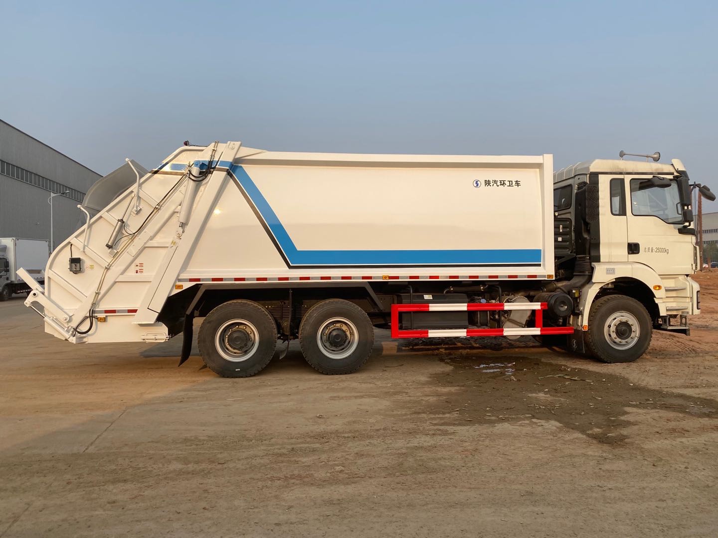 Automated Side Rear Lift Garbage Truck (3)