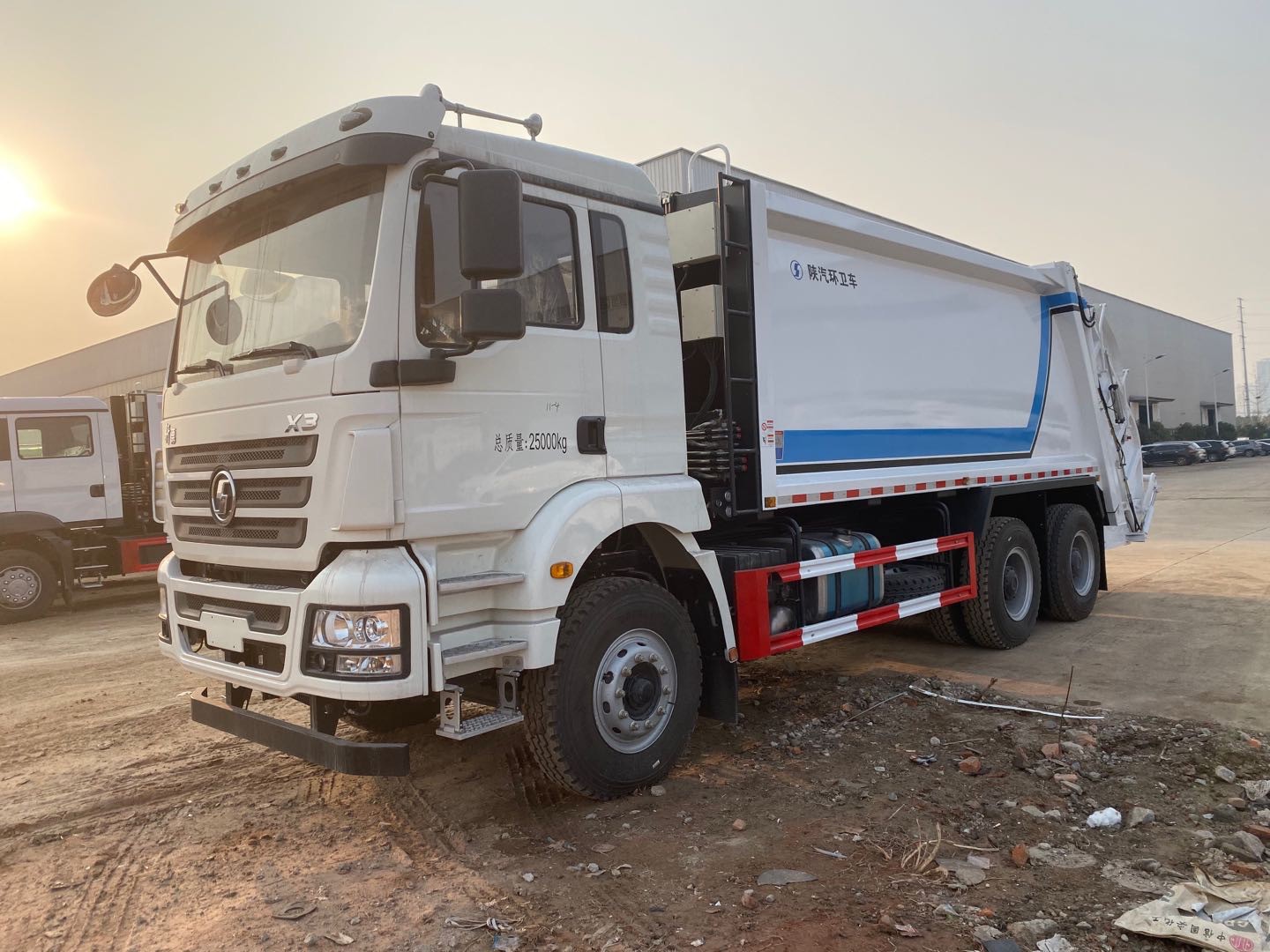 Automated Side Rear Lift Garbage Truck (9)