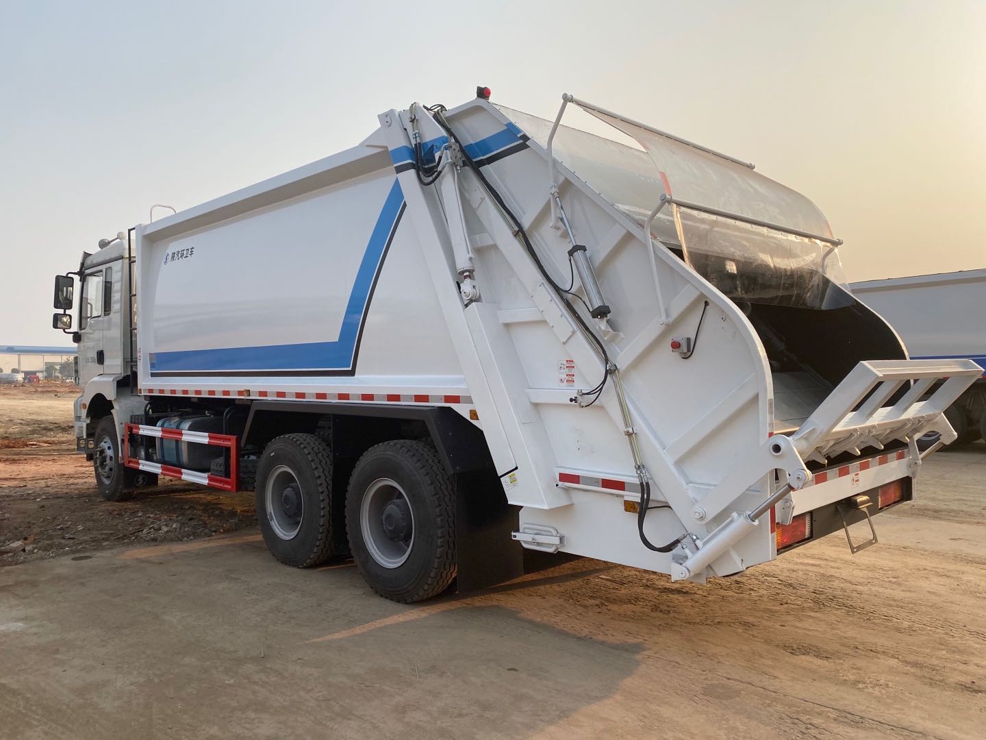 Automated Side Rear Lift Garbage Truck (4)