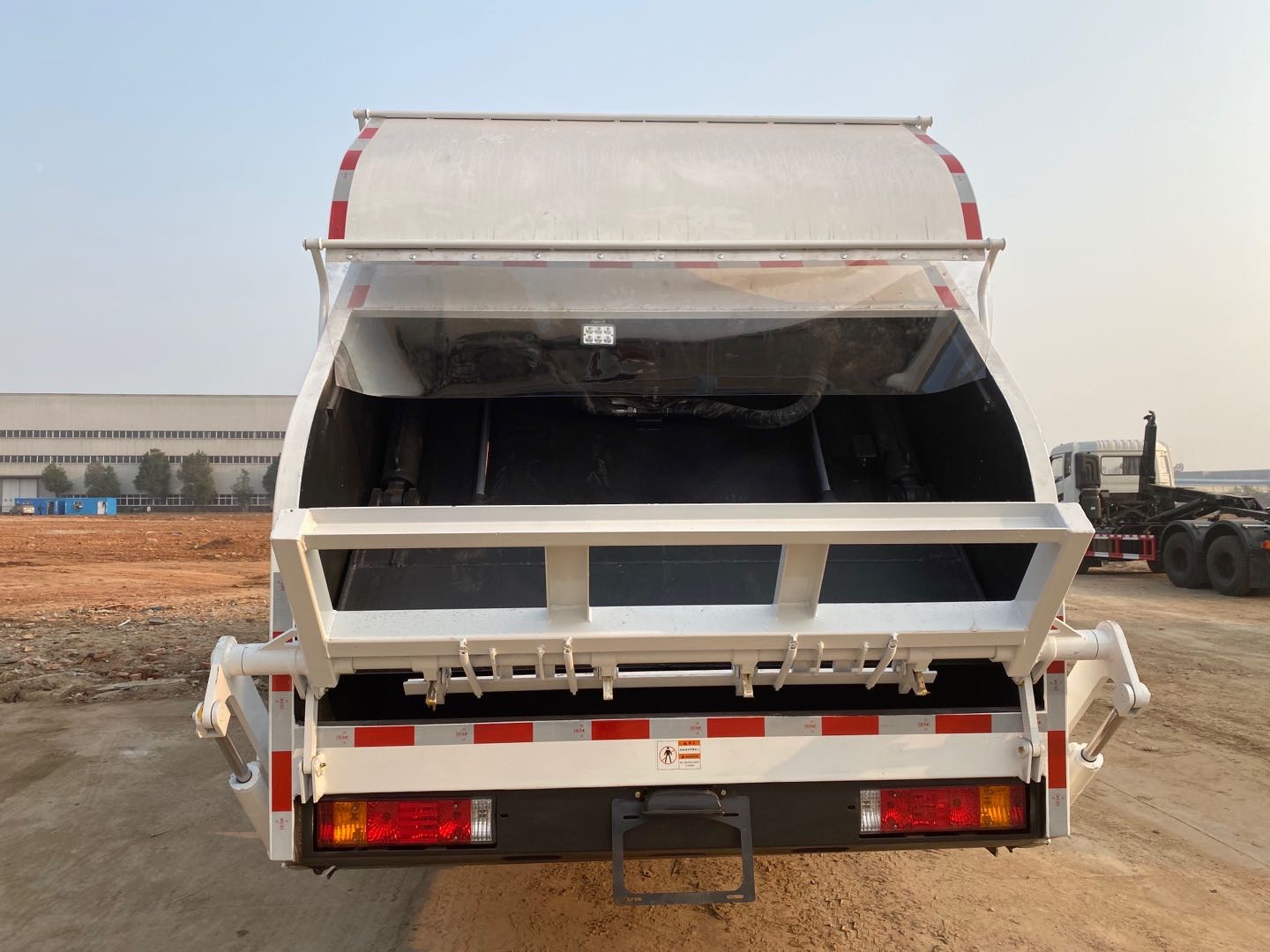 Automated Side Rear Lift Garbage Truck (6)