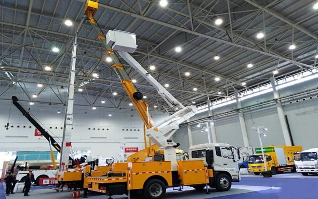 CSCTRUCK Truck mounted Crane1