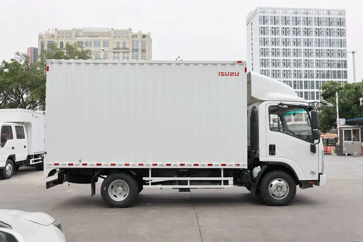 ISUZU Van Truck from the Side