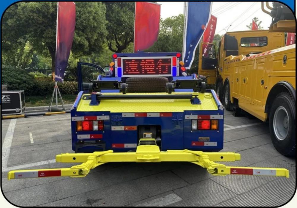 Wrecker truck with an independent hoist arm