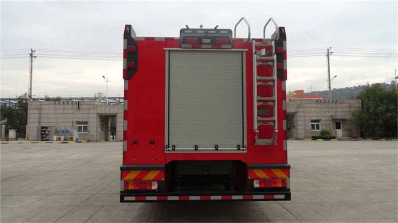 7000l howo dry powder fire truck 3