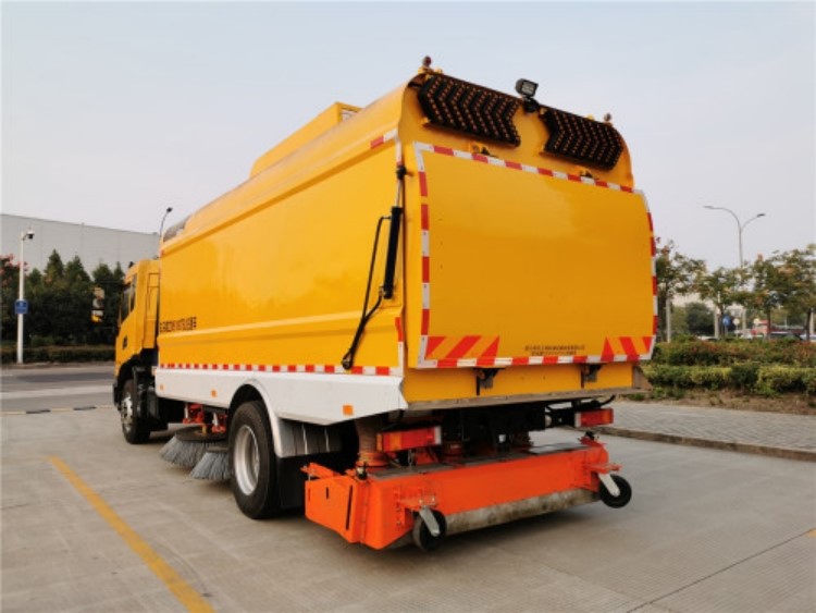 Dongfeng Airport Sweeper Truck 9