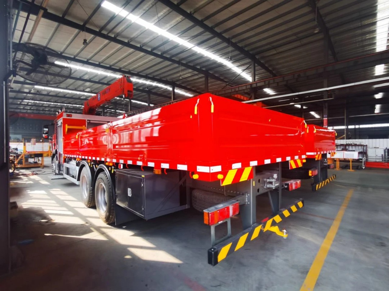 63t Cargo Truck Mounted with Telescopic Boom Crane 7