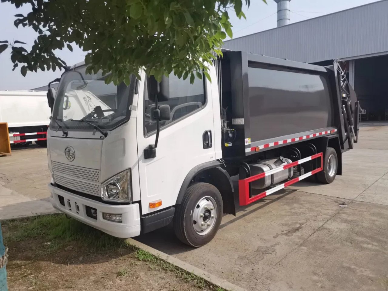 6 CBM 4x2 Refuse Collector Rear Loader Garbage Truck 3