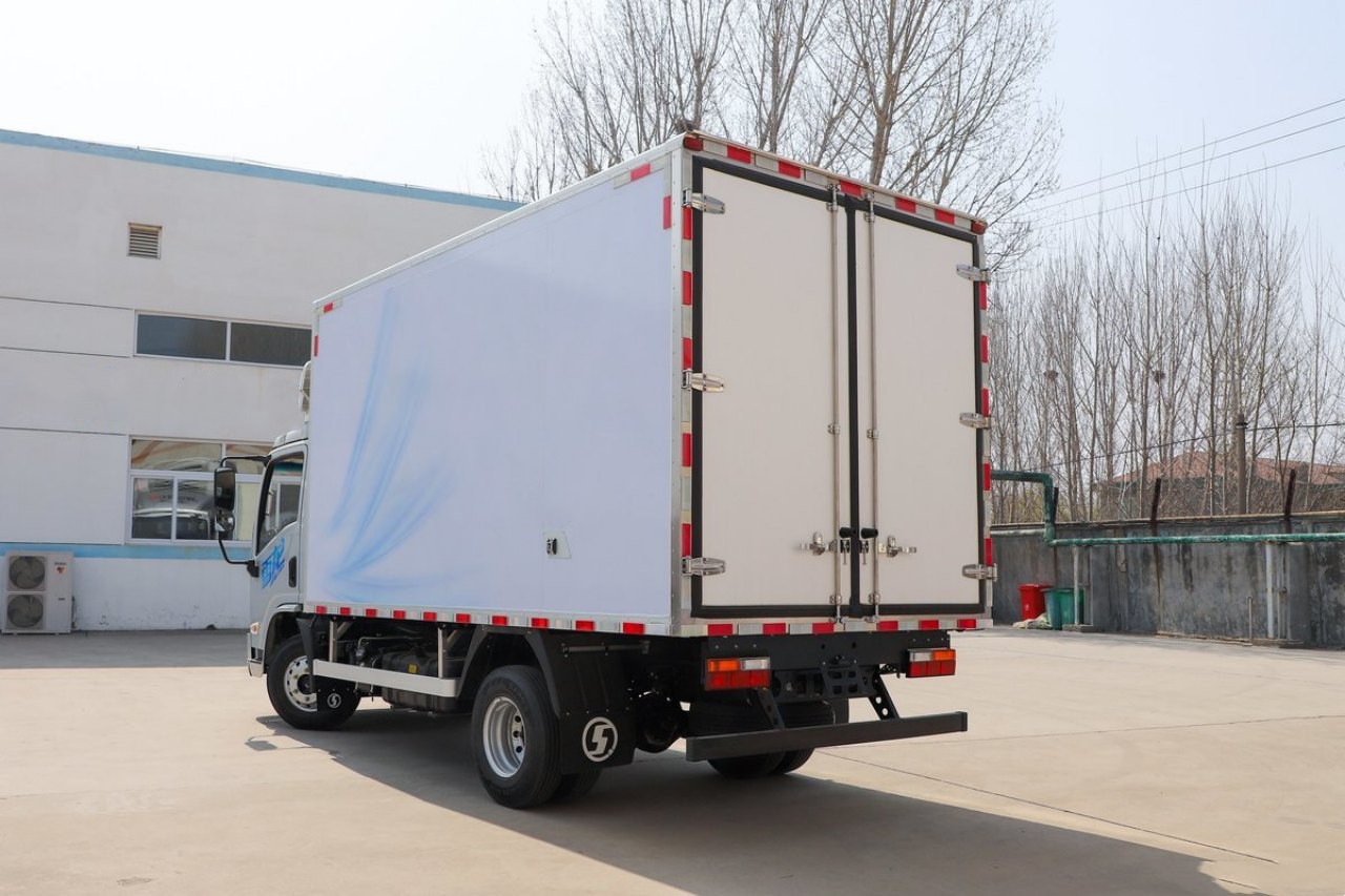 SHACMAN Insulated Reefer Van with Barn Doors 7