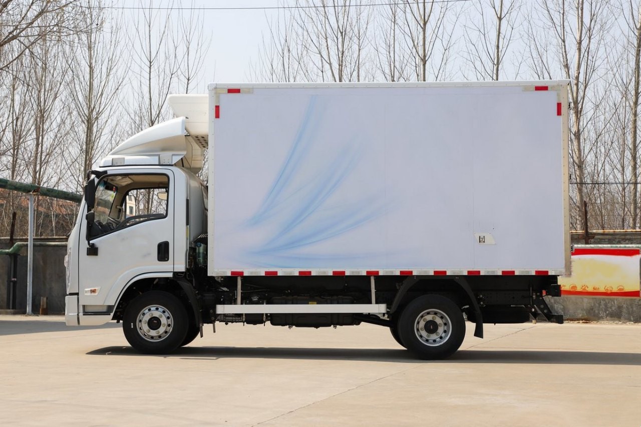 SHACMAN Insulated Reefer Van with Barn Doors 8