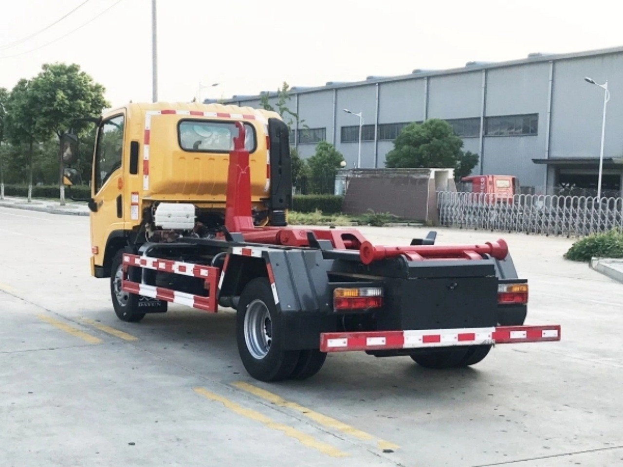 8t Payload Detachable Container Refuse Truck 3