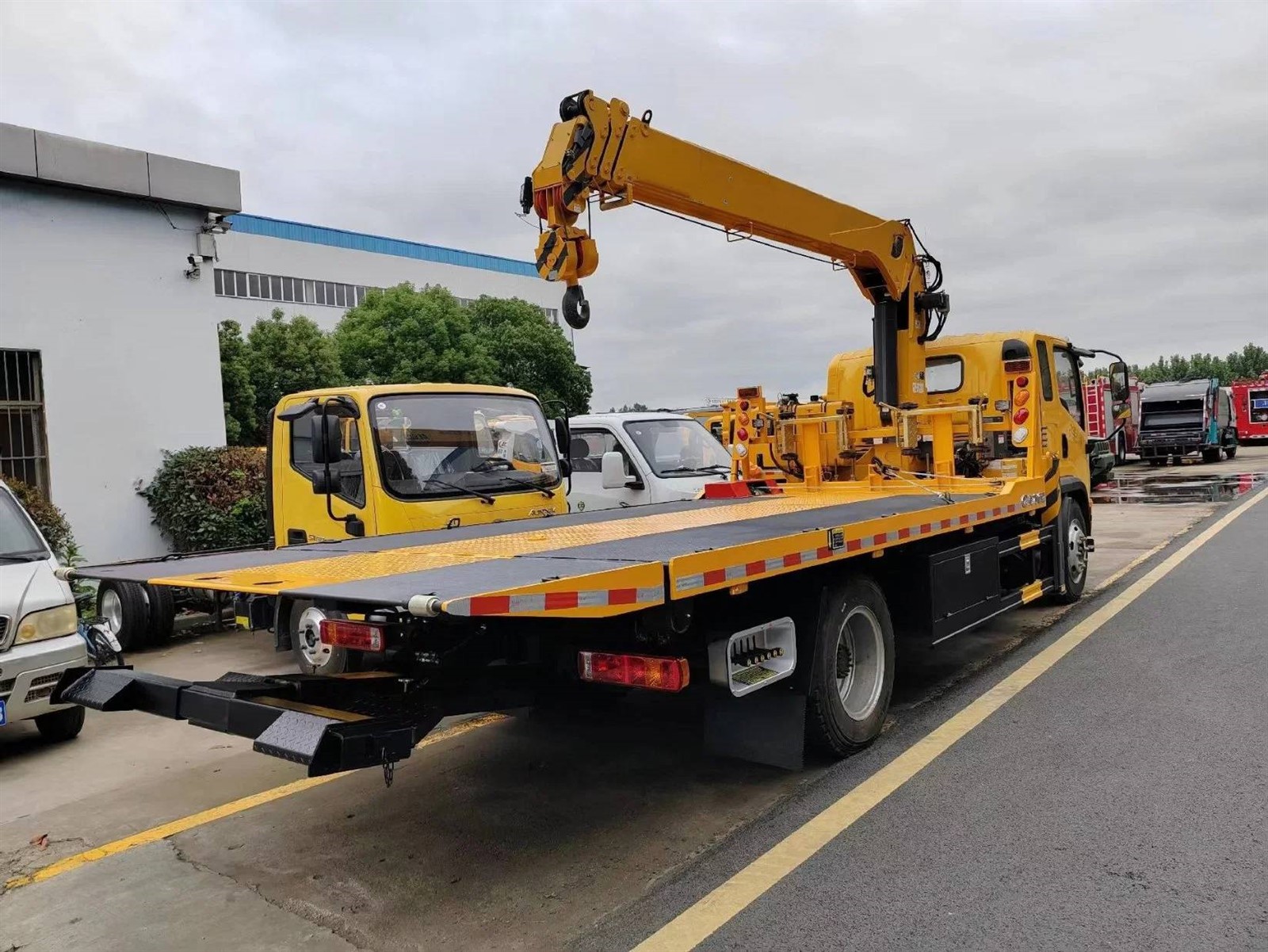 New Crane Tow Truck Delivered To Kenya To Improve Heavy Lifting Capabilities 3