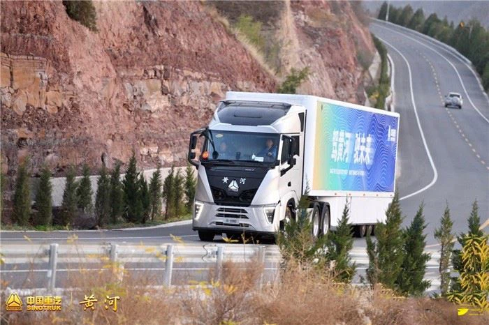 SINOTRUK Huanghe Tractor Truck Drives On Side Road Of Yellow River