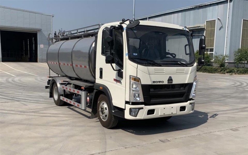 HOWO LHD 5000 Liters Milk Truck