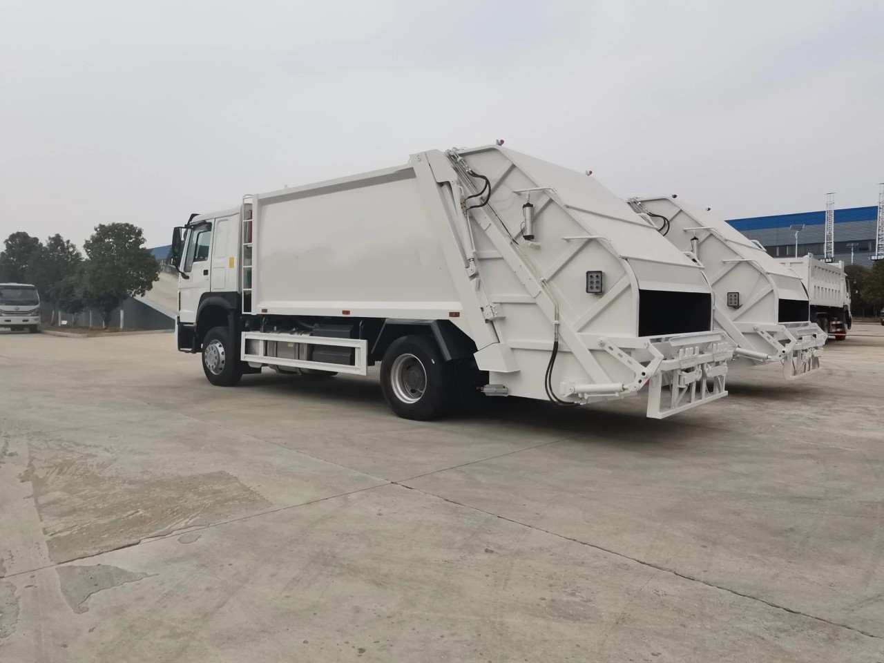 Rear Loader Garbage Truck 2