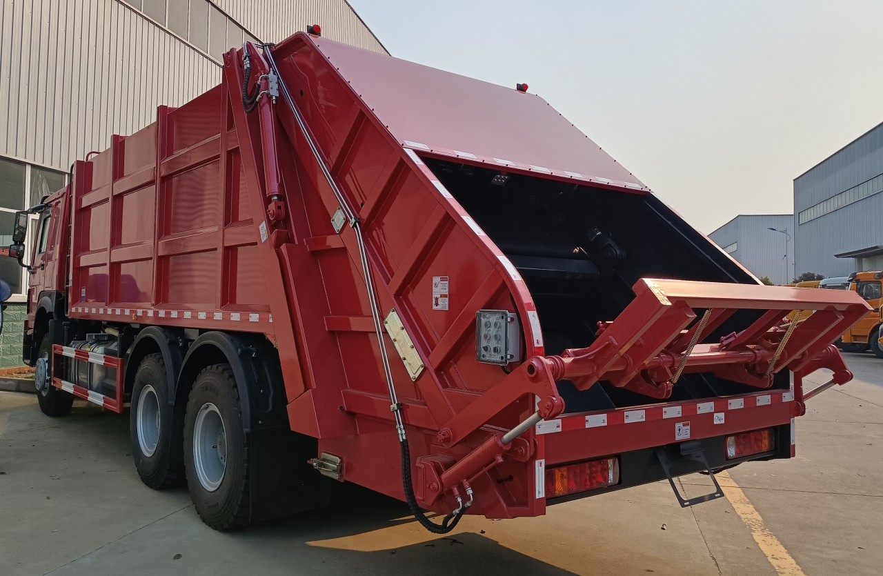 Compactor Garbage Trucks Making Waves in Ecuador Colombia 2