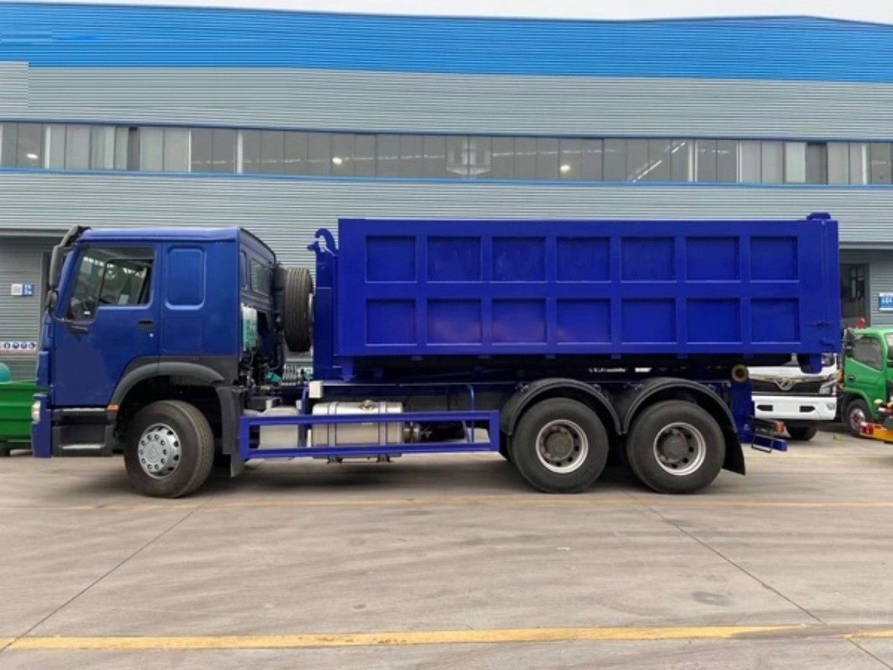 Sinotruk HOWO 6X4 20Ton Roll off Garbage Truck 3