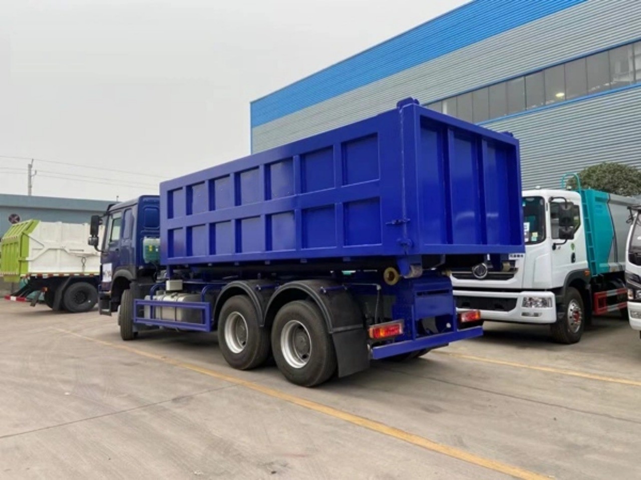 Sinotruk HOWO 6X4 20Ton Roll off Garbage Truck 4