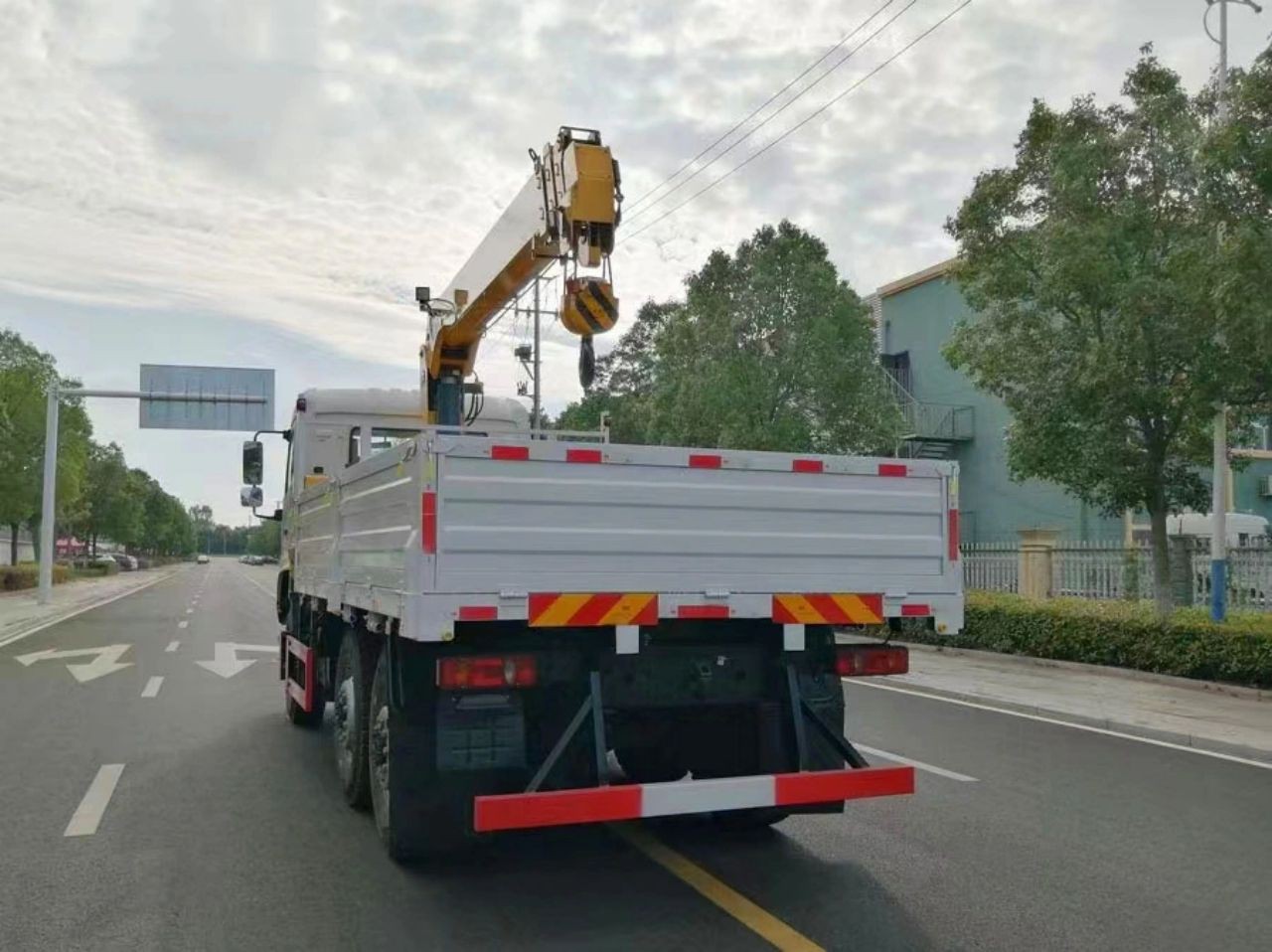 7 Ton Telescopic Boom Truck Mounted Crane 6