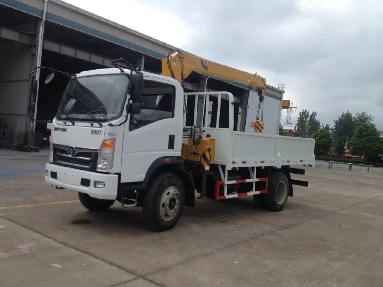 4X2 Truck with 5 Ton Articulated Cranes 2