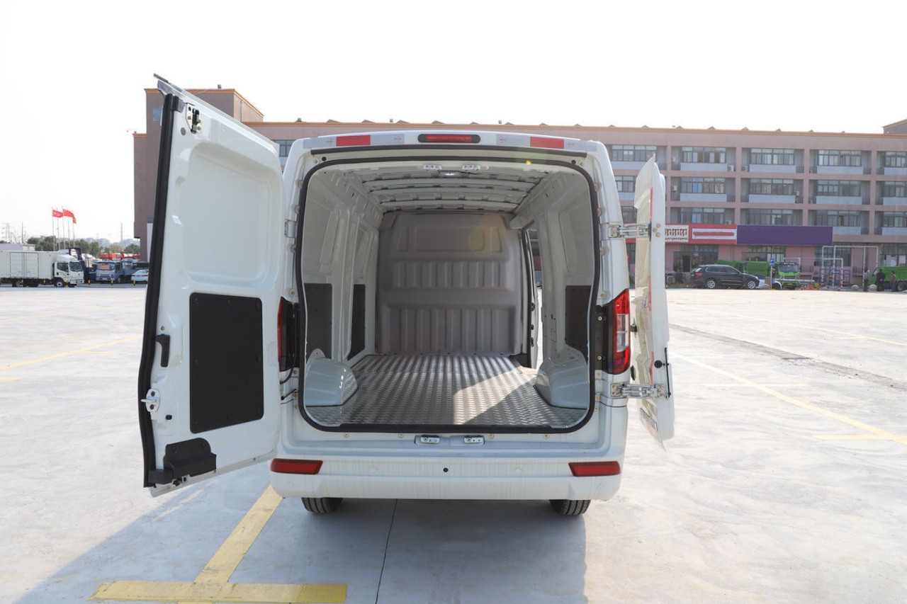 6CBM Electric Refrigerated Truck 13